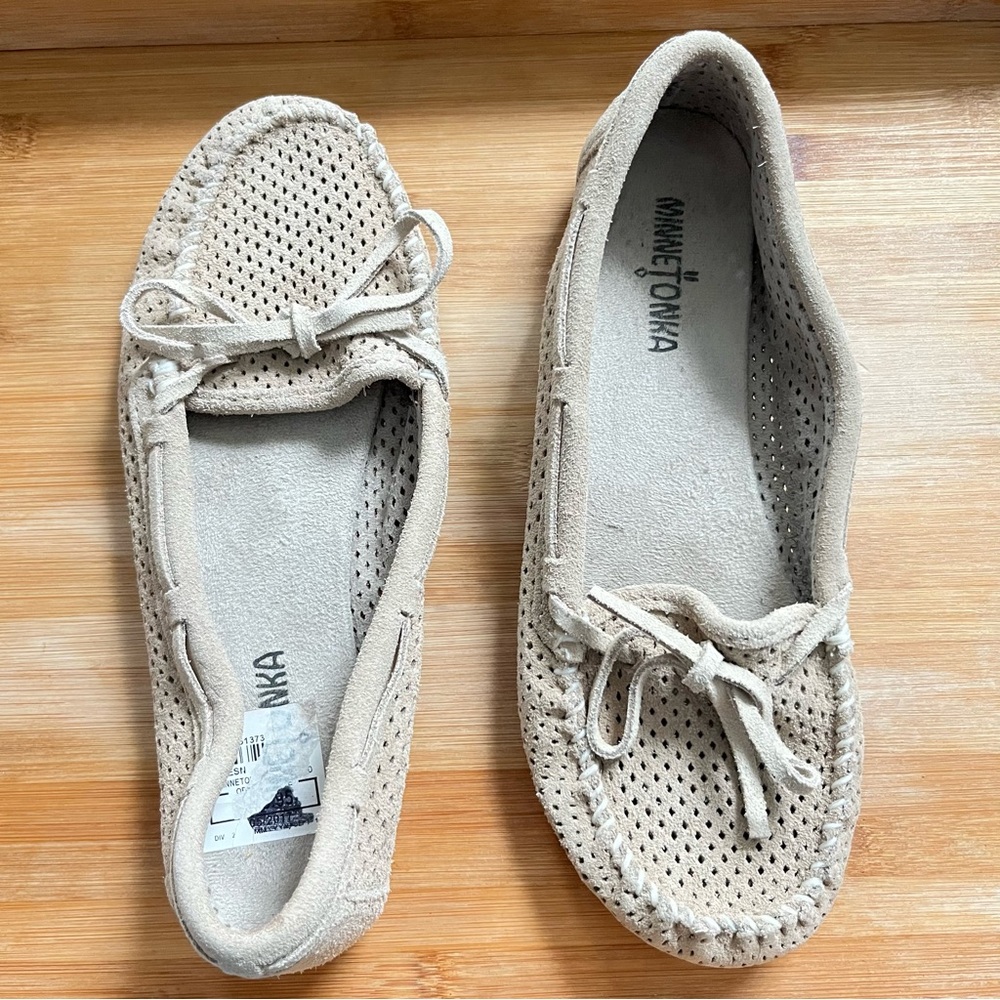•Minnetonka perforated moccasins• Size 9